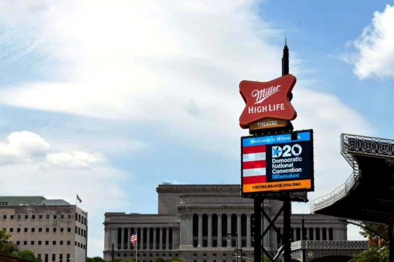 A sign outside the UW-Milwaukee Panther Arena reads "Welcome to Milwaukee" for the 2020 Democratic National Convention.