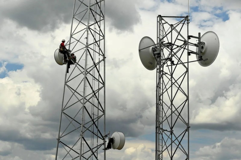 Workers on internet towers