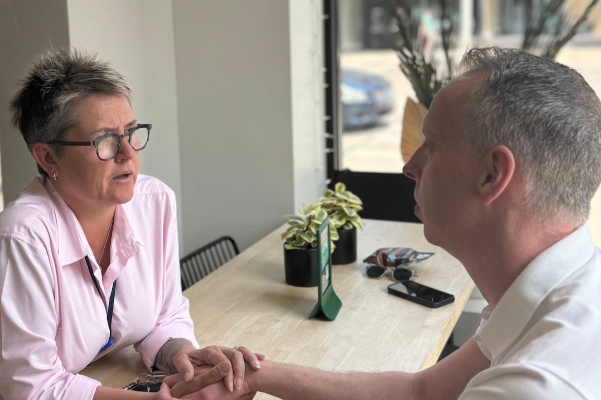 Kris Alfheim Hand Hold