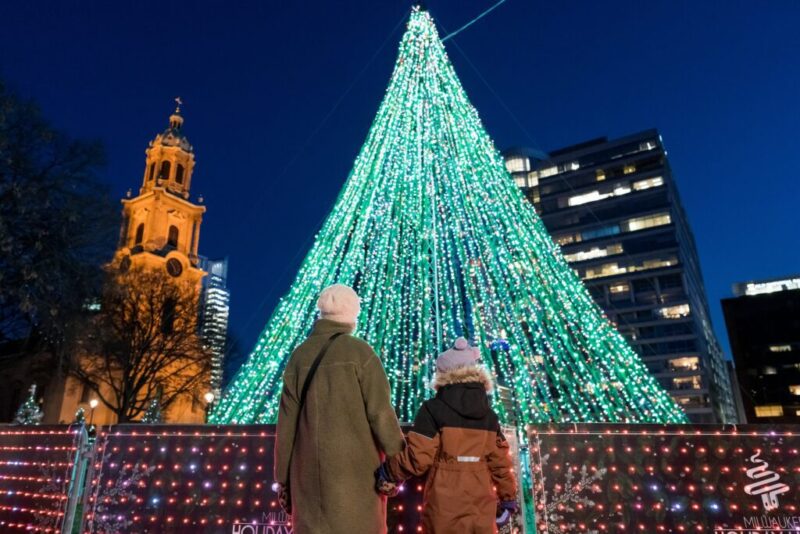 The 12 best holiday light displays across Wisconsin