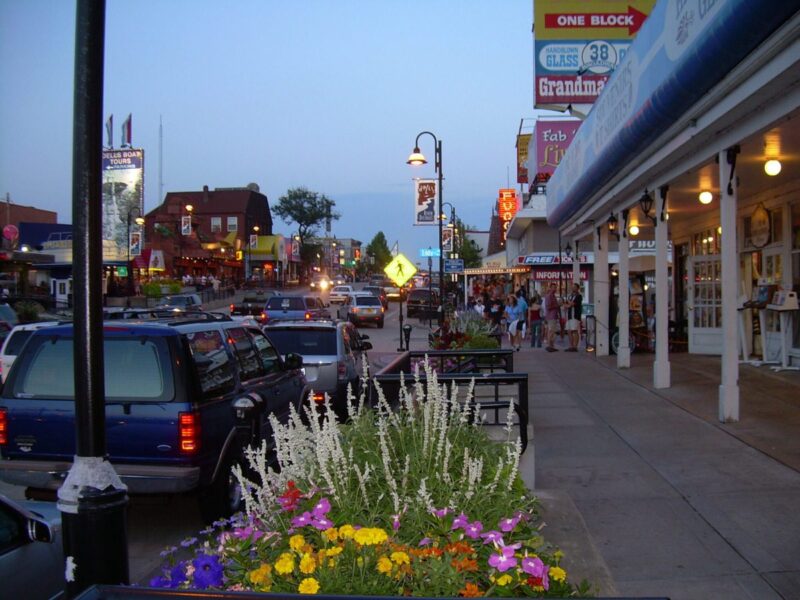 Avoid tourist traps & explore Wisconsin Dells like a local