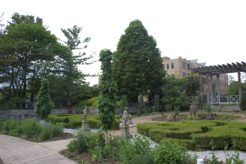 6 best public gardens in Wisconsin