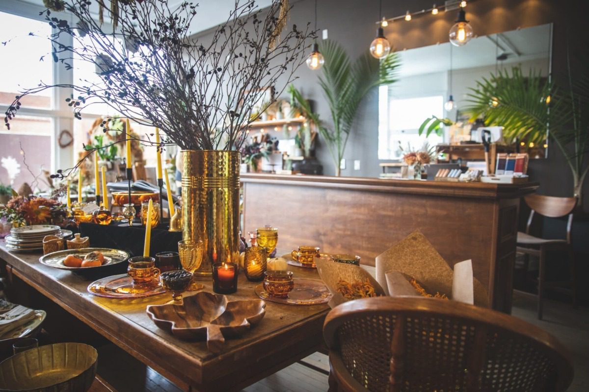 Lovely table setting at Hive and Hollow 